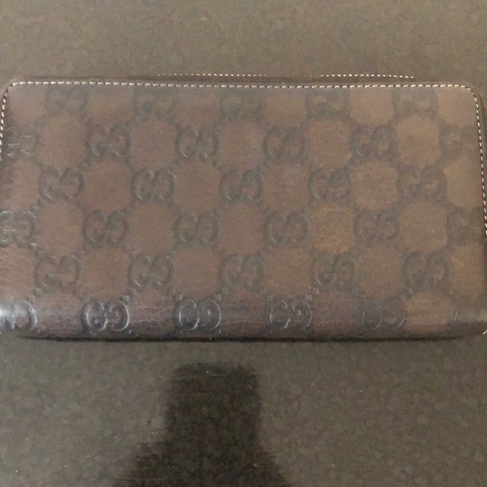 ****sold on Letgo****Gucci zip wallet